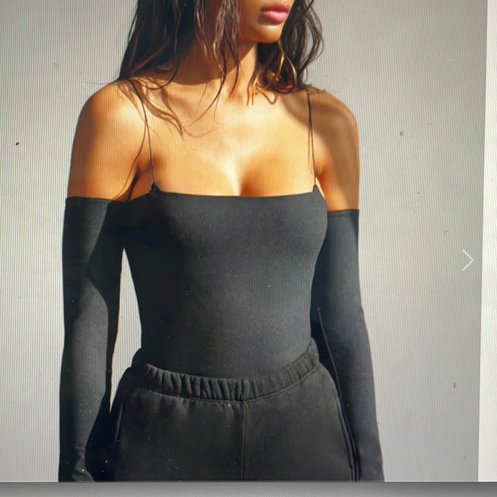 Off the shoulder long sleeve Joah Brown black top